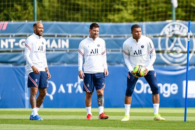 Calciomercato da record: trasferimenti top e Paperoni in campo