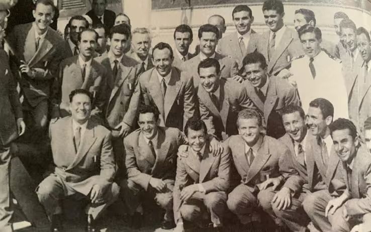 Foto in bianco e nero raffigurante la squadra Azzurra in partenza per i mondiali di calcio in Brasile del 1950
